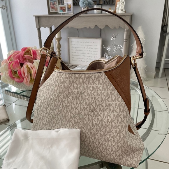 Michael Kors hand bag - Picture 1 of 5